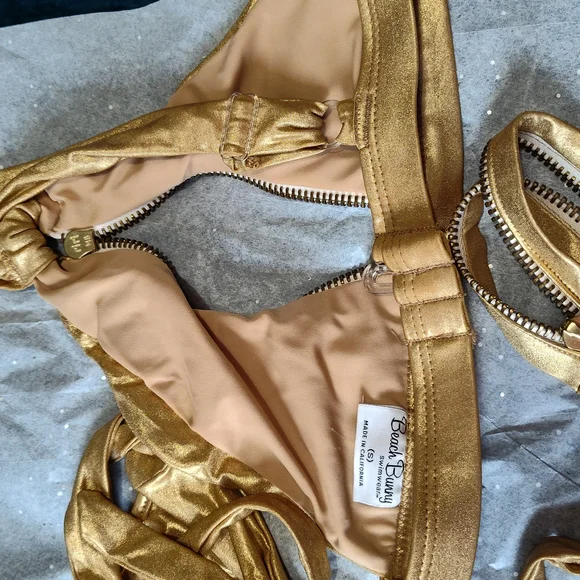 Love Lockdown In Gold - Picture 8 of 11